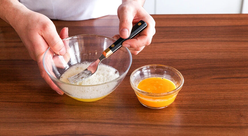 Omelette mit Mehl in einer Pfanne