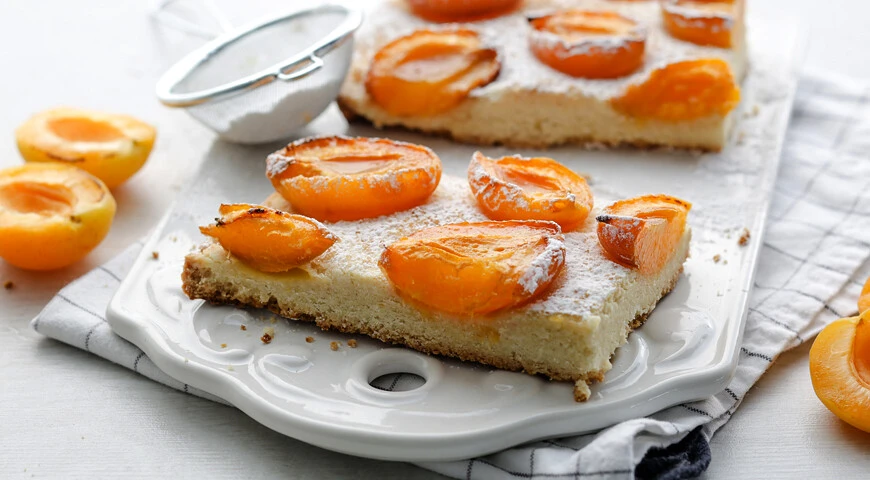 Sand cake with apricots