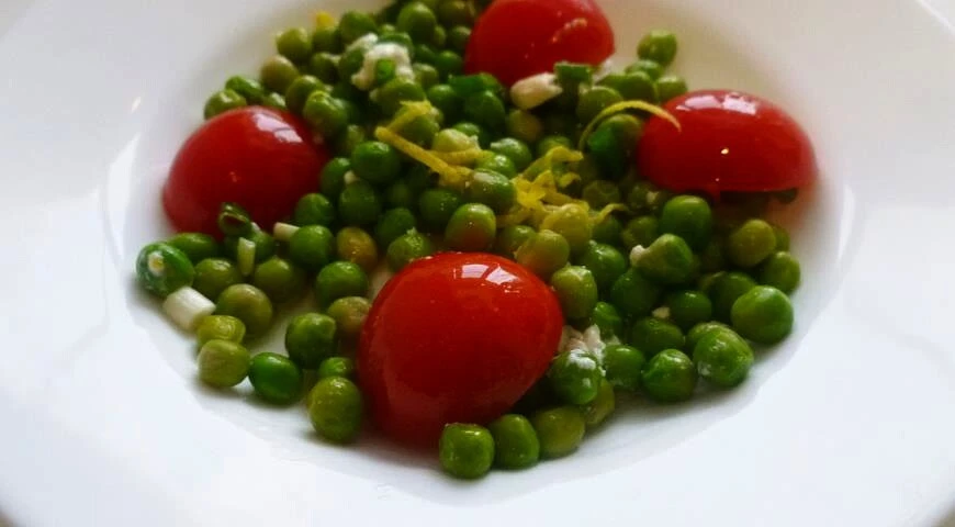 Peas with tomatoes and feta