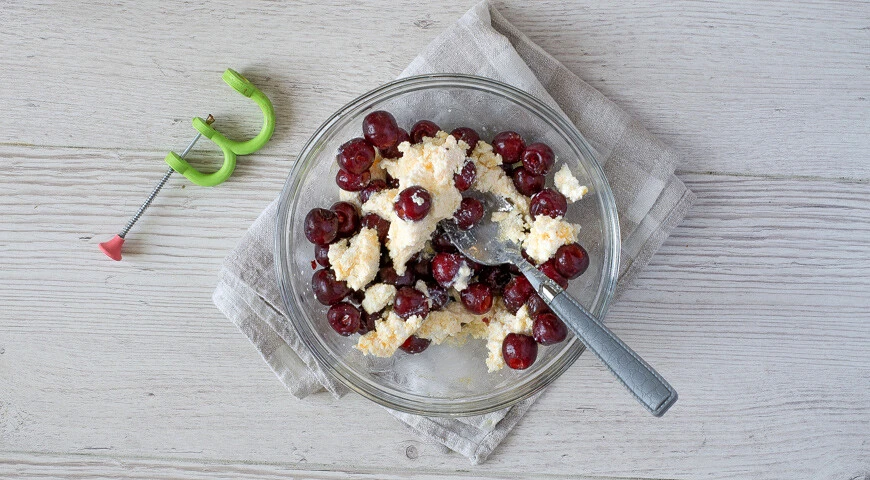 Vareniki with cottage cheese and cherries