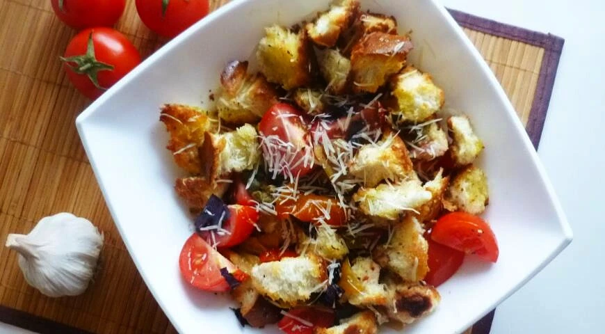 Salat aus Tomaten und eingelegten Paprika