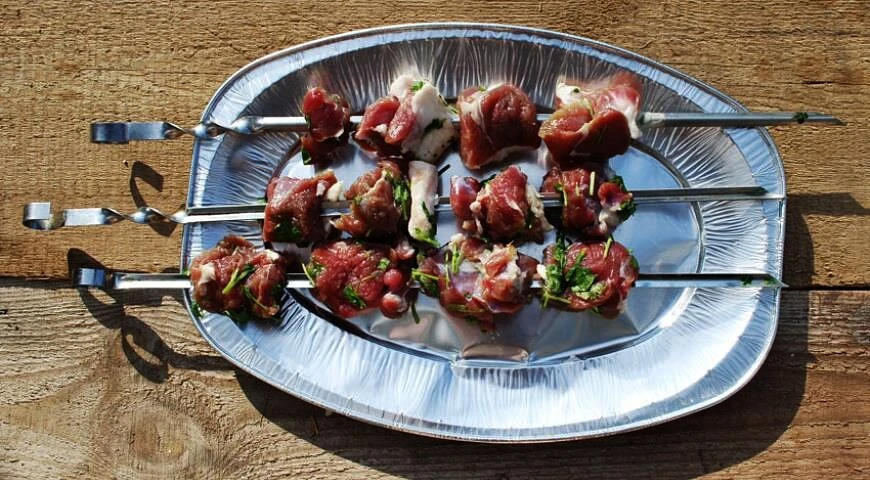 Lamb skewers with cilantro and onions