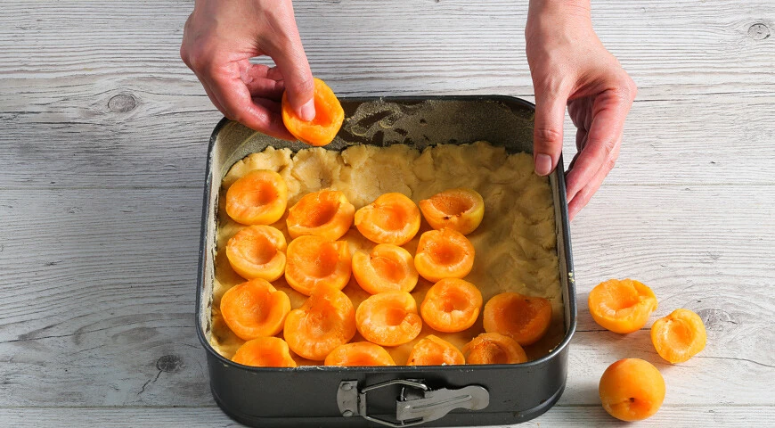 Sand cake with apricots