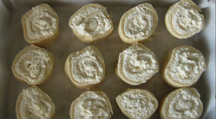 Cottage cheese "curls" in sour cream filling