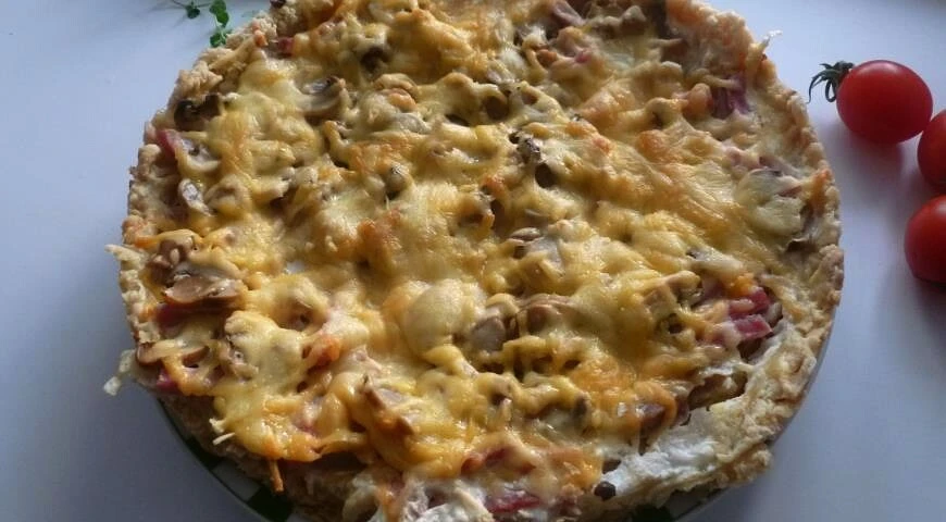 Quiche with mushrooms, ham and chicken