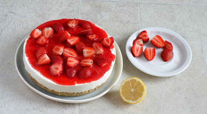 Curd cake with strawberries
