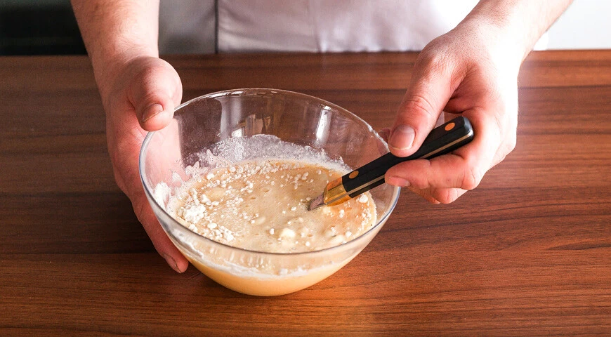 Omelette avec de la farine dans une casserole