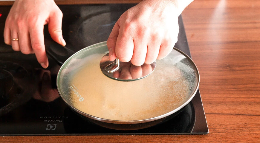 Omelett mit Mehl in einer Pfanne