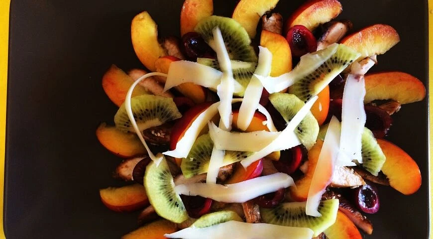 Ensalada de frutas con pavo y puré de manzana al horno