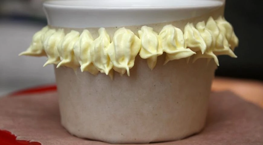 Coconut meringue in an edible basket
