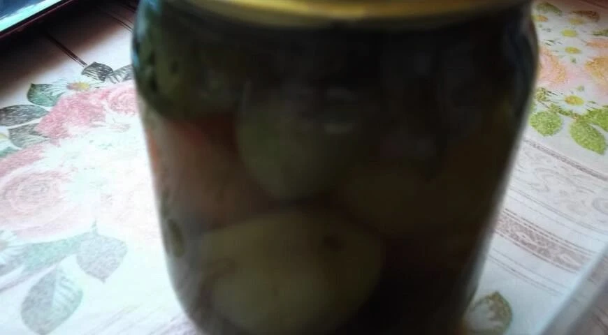 Nudeln mit Zwiebeln, Sojasauce und hausgemachten eingelegten Tomaten