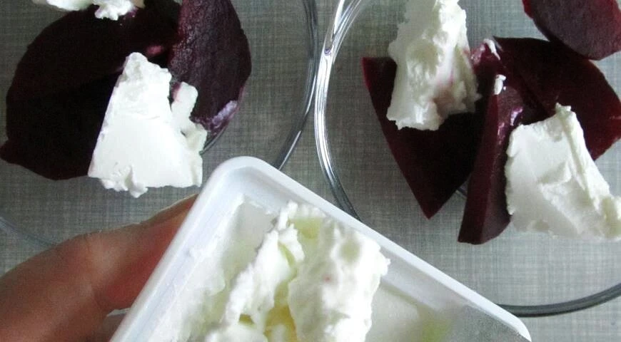 Salad with soft goat cheese and beets