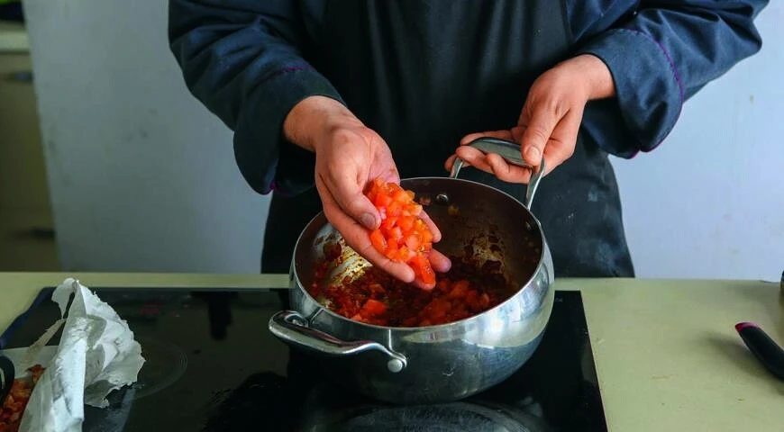 Sopa de tomate con garbanzos y tocino