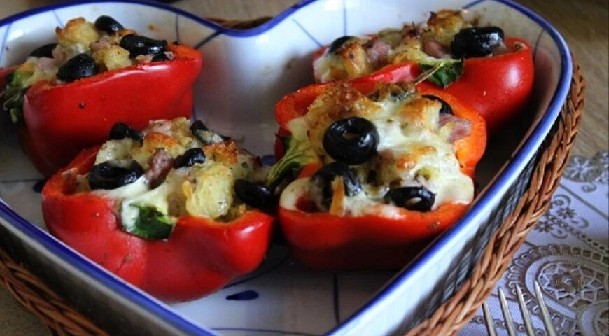 Peperoni ripieni di pancetta, mozzarella e olive