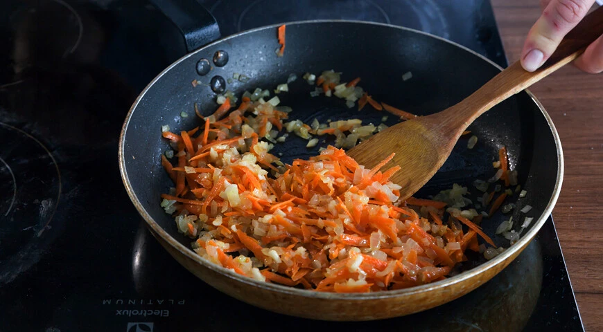 Paprika gefüllt mit Karotten und Reis