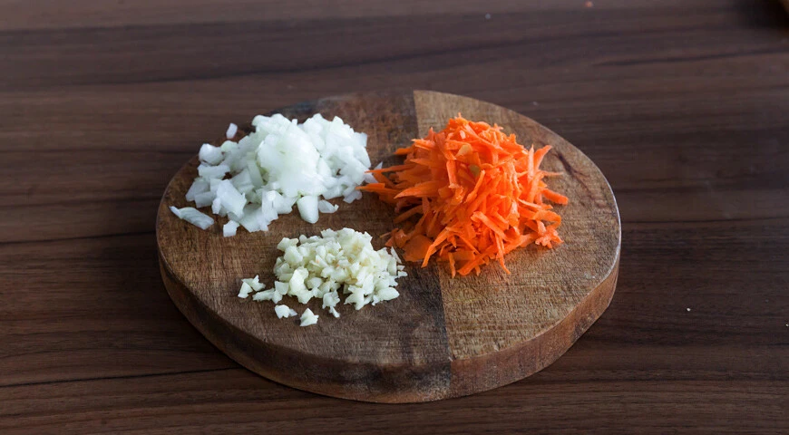Paprika gefüllt mit Karotten und Reis