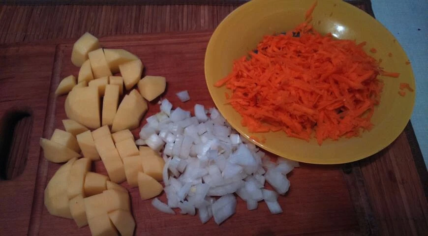 Zuppa di cavolfiore con aglio e crostini di formaggio