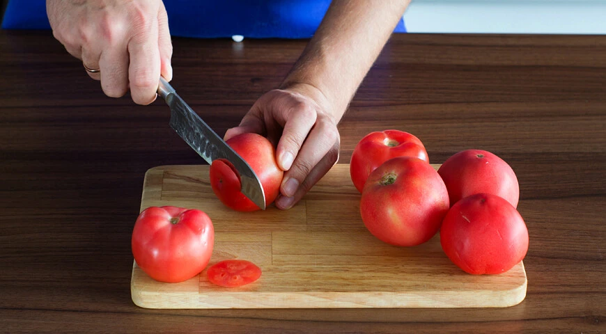 Gefüllte Tomaten für einen Snack