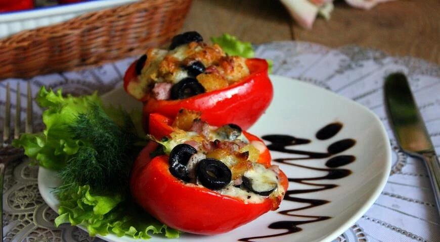 Paprika stuffed with bacon, mozzarella and olives