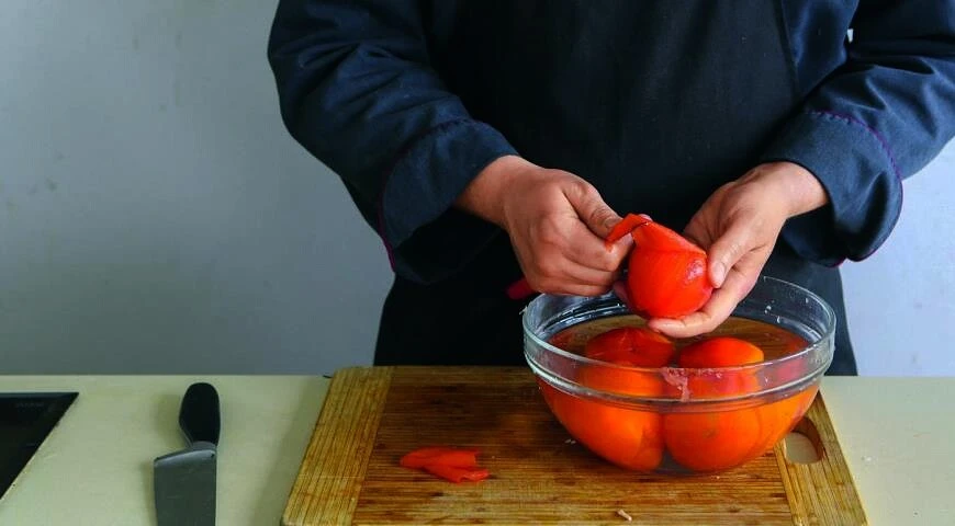 Sopa de tomate con garbanzos y tocino