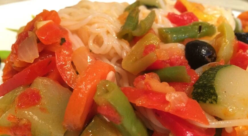Rice noodles with vegetables