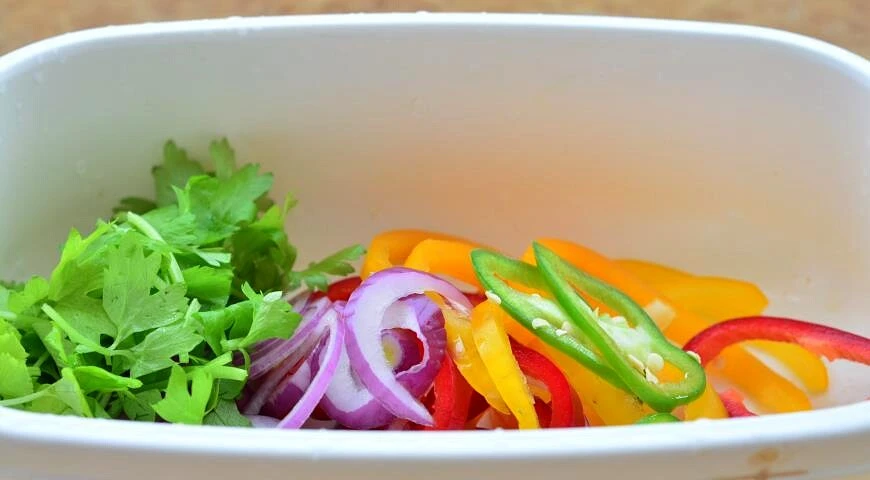Truite grillée avec salade printanière