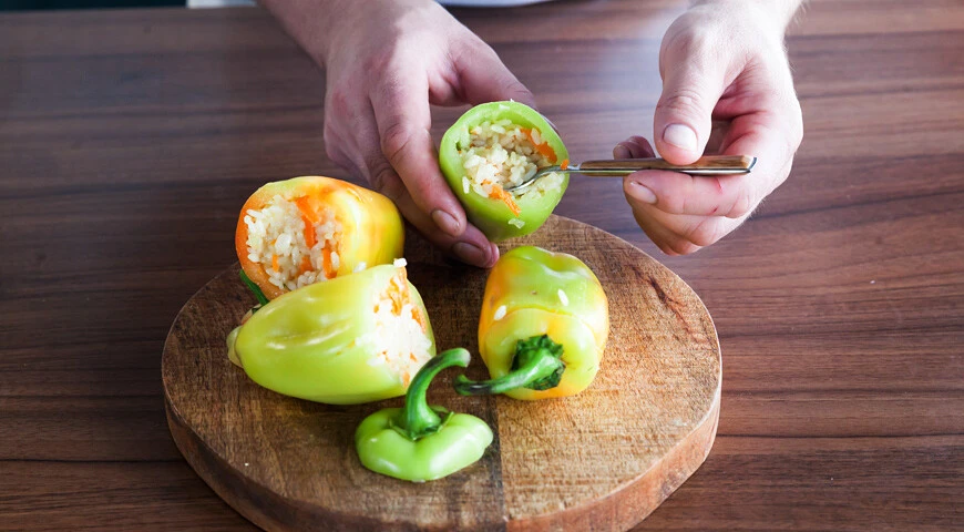 Peppers stuffed with carrots and rice