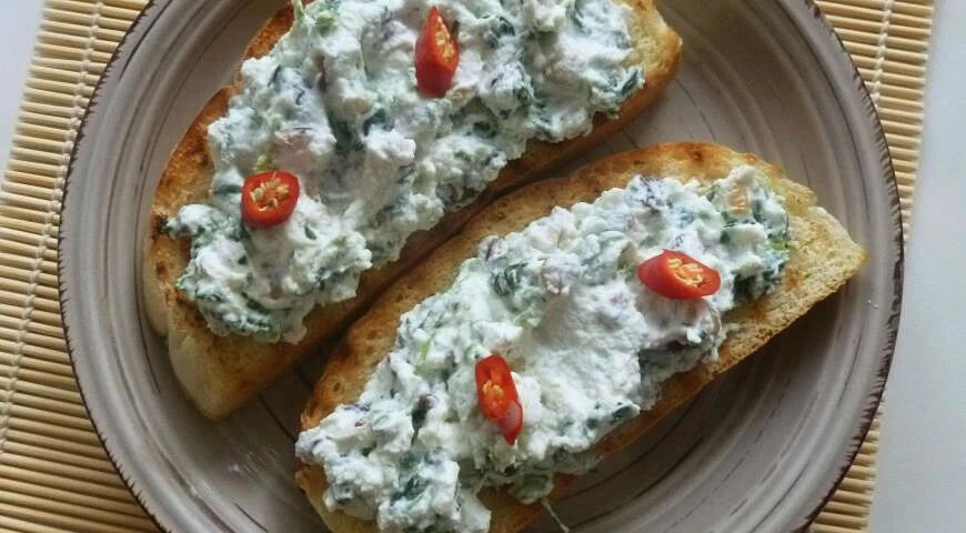 Bruschetta with spinach, ricotta and pine nuts