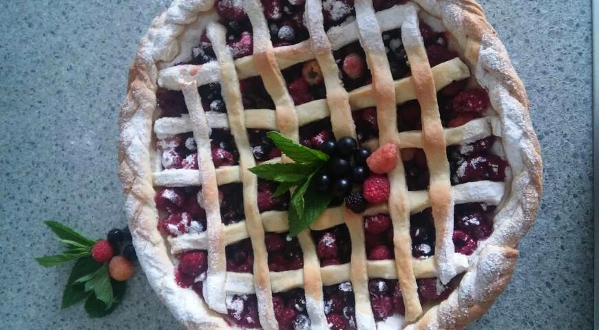 Pie with berries from shortcrust pastry