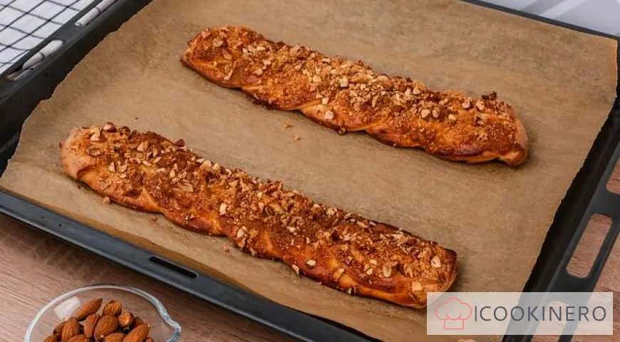 Trecce dolci alle mandorle