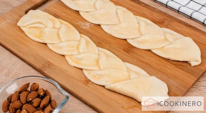 Trecce dolci alle mandorle