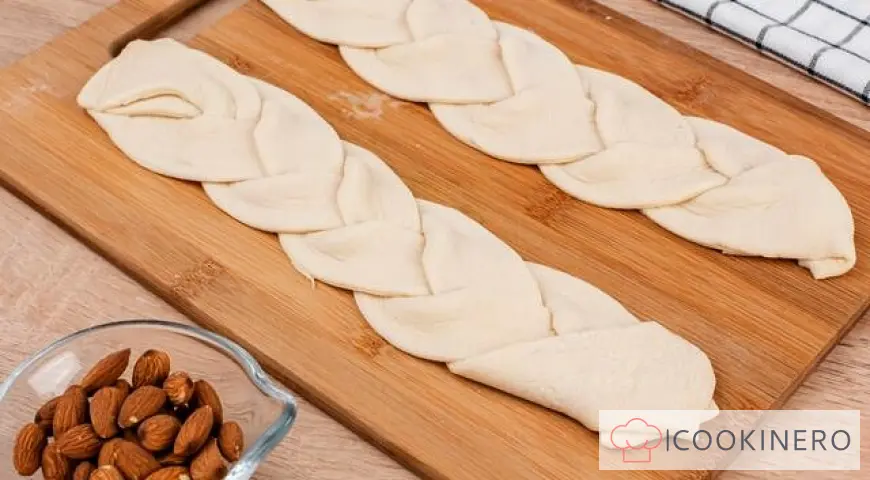 Trecce dolci alle mandorle