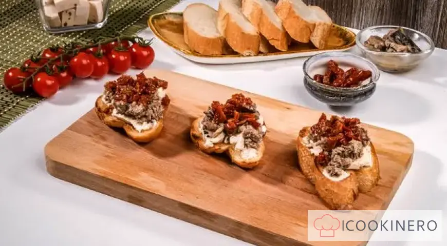 Bruschetta mit Sardinen, Käse und Tomaten