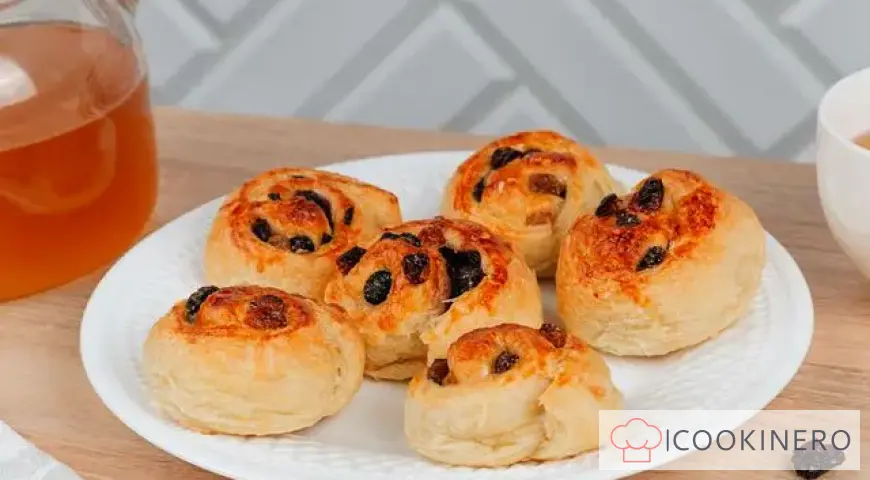 Puff pastry with raisins