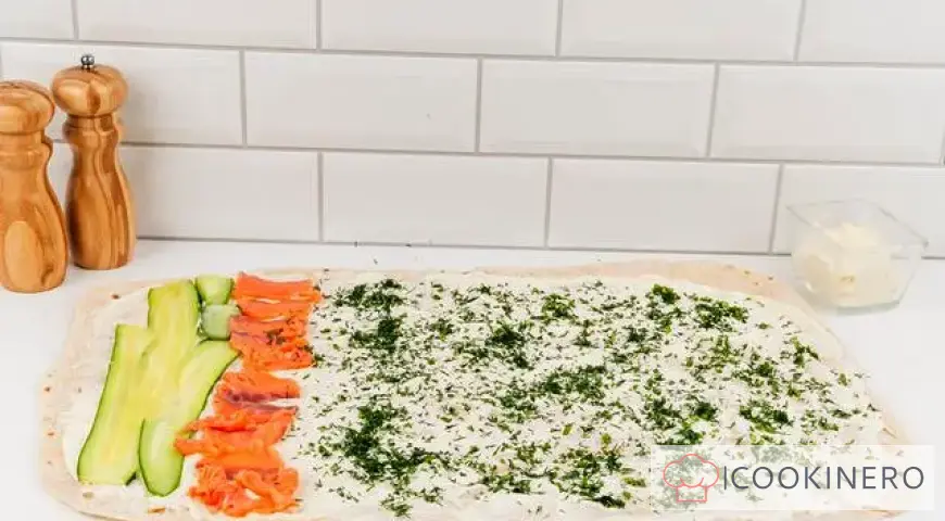 Rouleau au saumon, fromage fondu et concombre