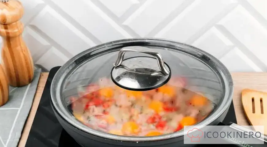 Amerikanisches Rührei mit Schinken und Kirschtomaten