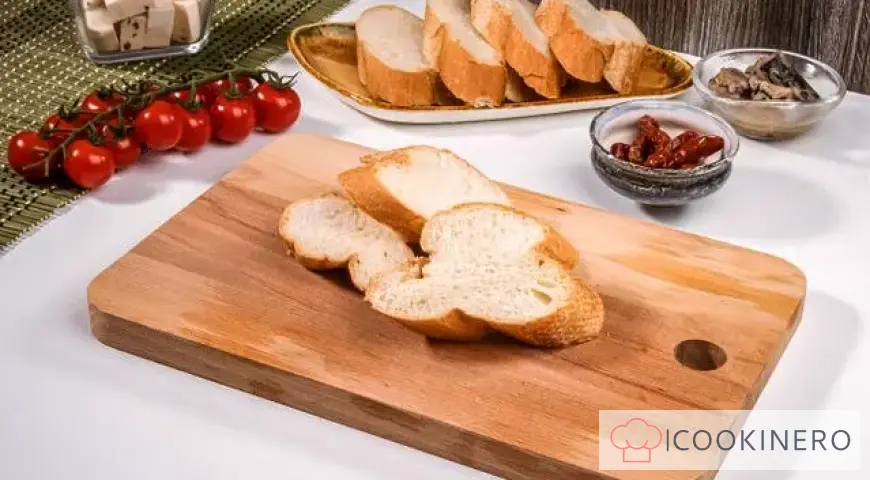 Bruschetta mit Sardinen, Käse und Tomaten