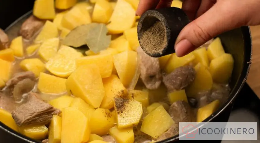 Stewed potatoes with meat