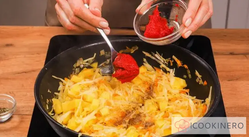 Geschmorter Kohl mit Kartoffeln und Tomatenmark