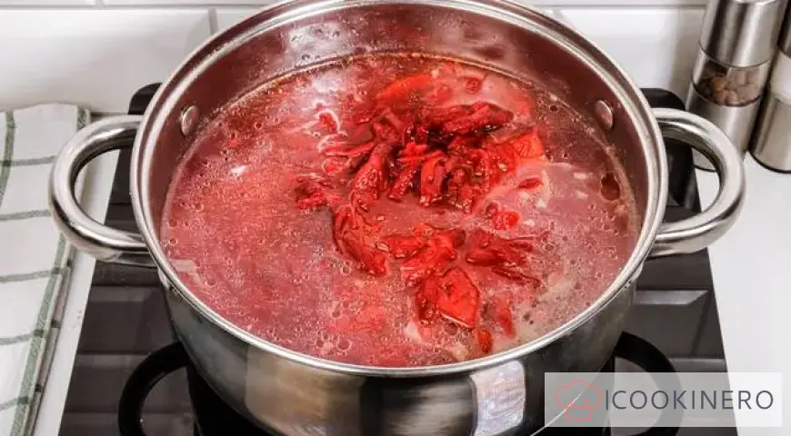 Borscht with tomatoes and peppers