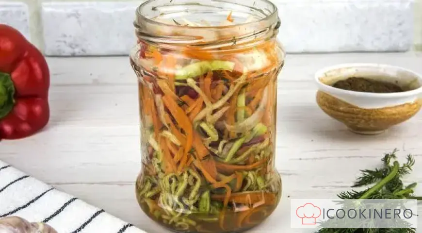Zucchini nach koreanischer Art für den Winter im Glas
