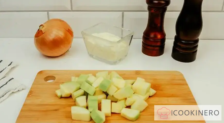 Zucchinicremesuppe mit Käse