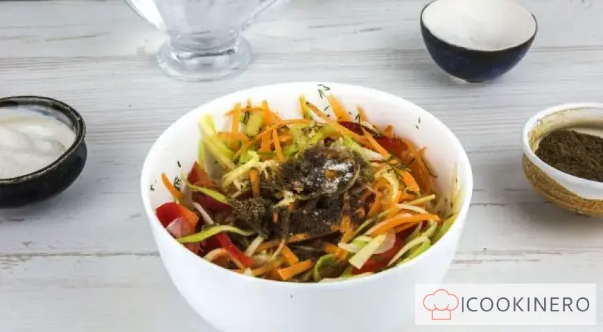 Zucchini nach koreanischer Art für den Winter im Glas