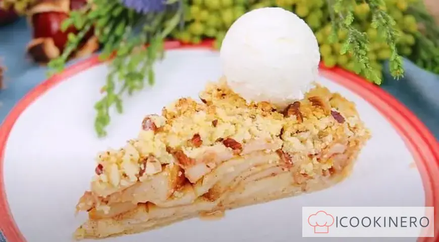 Shortbread pie with apples and nut topping
