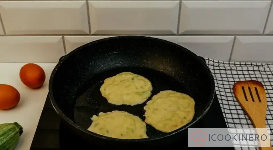 Zucchini-Puffer mit Knoblauch