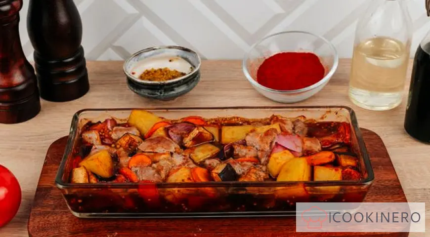 Gebackener Eintopf mit Gemüse, Schweinefleisch und Paprika