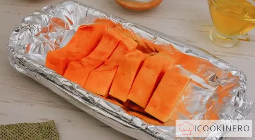 Gebackener Kürbis mit Käse und Baguette