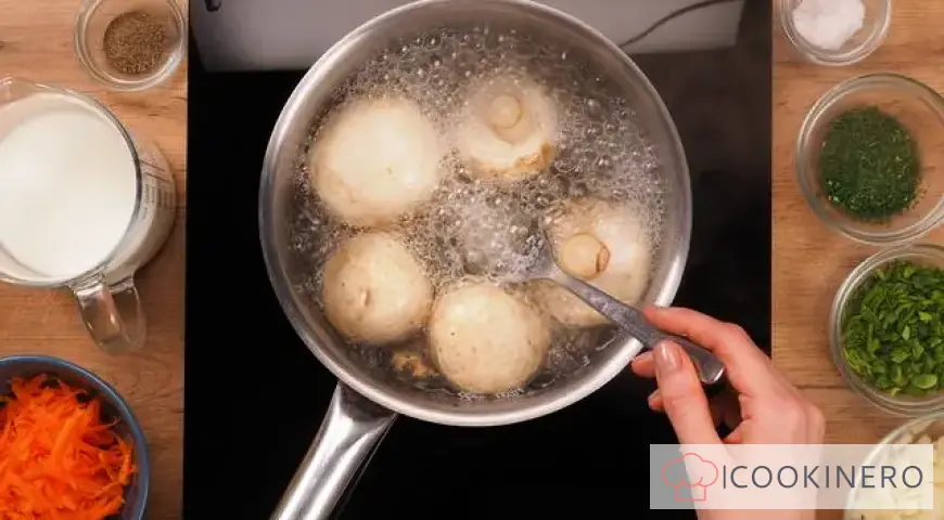 Soupe crémeuse diététique aux champignons