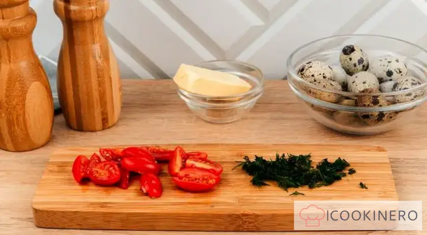 Amerikanisches Rührei mit Schinken und Kirschtomaten