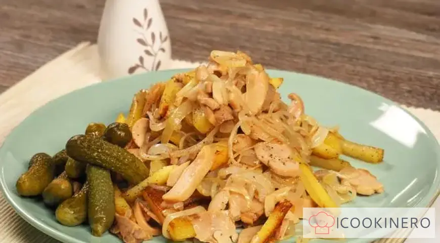 Patate fritte con funghi in scatola in padella